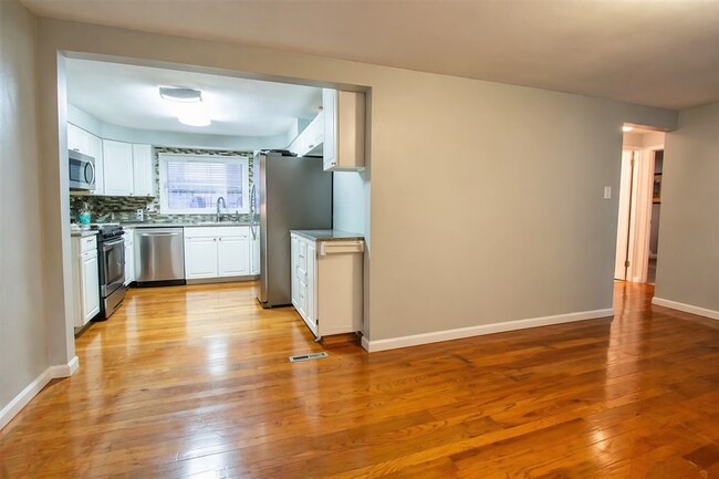 Foto del edificio - 3-bedroom, 2-bath home in West Mifflin