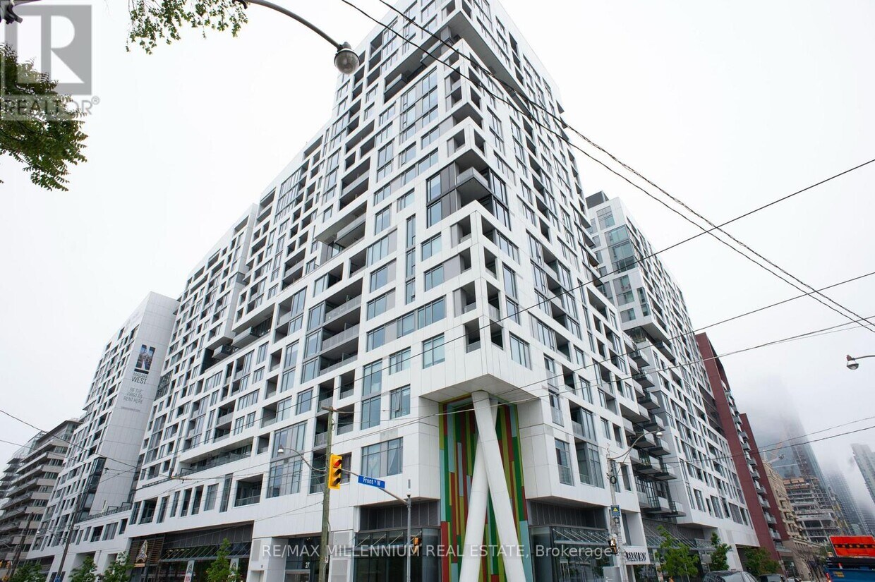 Primary Photo - 27-1227 Bathurst St