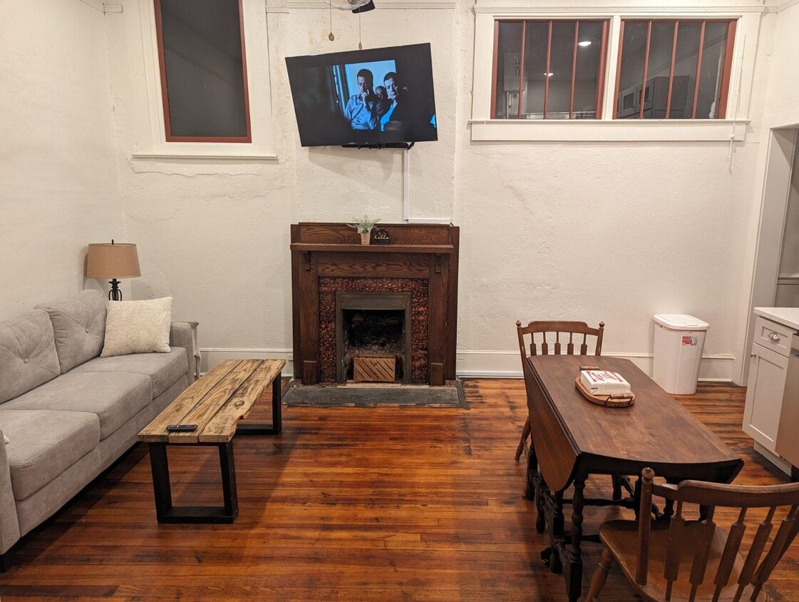 Primary Photo - 215 Main St