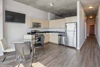 Building Photo - 235 W Van Buren St