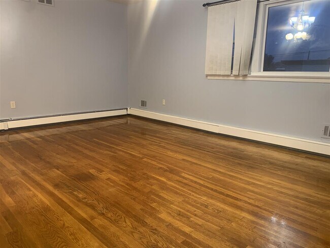 Building Photo - 73 Linnet St