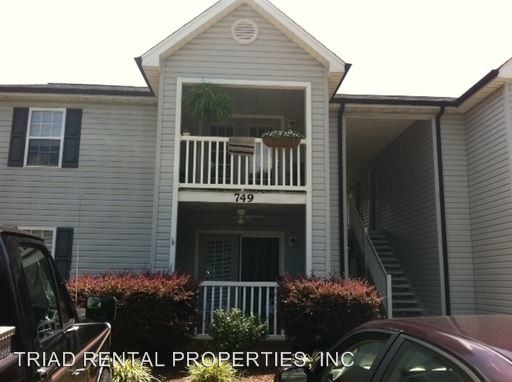 Primary Photo - 747-749 Lake Dr