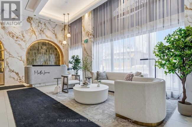 Building Photo - 2088 James St