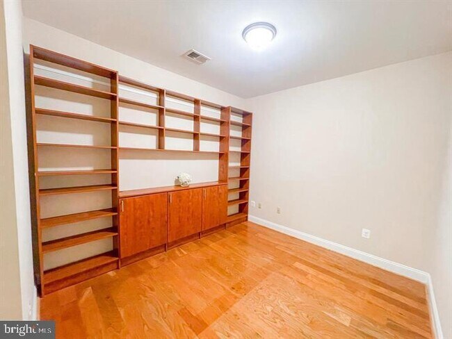 Foto del edificio - 8612 Wintergreen Ct