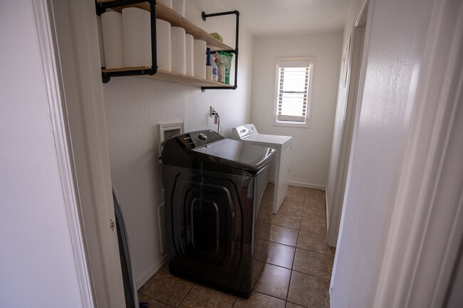 Foto del edificio - 1559 Parr St