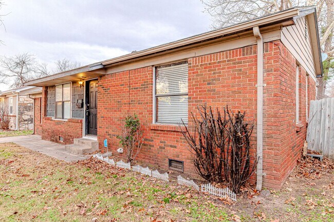 Building Photo - 3 bed 1 bath in Bethany!