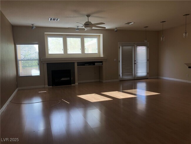 Foto del edificio - 1012 Royal Birch Ln