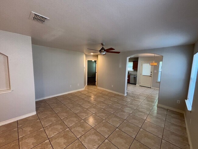 Building Photo - Charming 3-Bedroom Home Near Lackland AFB!