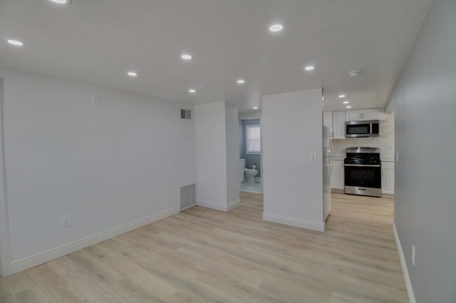 Building Photo - 236 N Oleander Ave