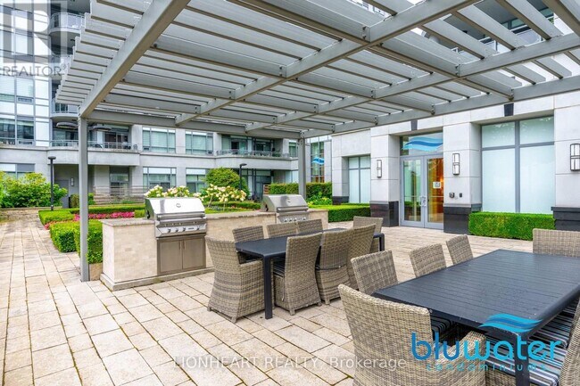 Photo du bâtiment - 3500 Lakeshore Rd W