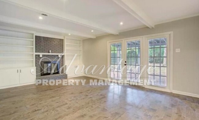 Foto del edificio - Schedule today to see this Gorgeous German...