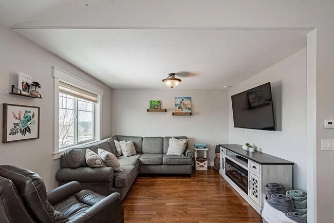 Foto del edificio - LOCATION, LOCATION, LOCATION - 4 Bedroom 3 Bath Home with TONS of storage. THIS PRICE INCLUDES TH...