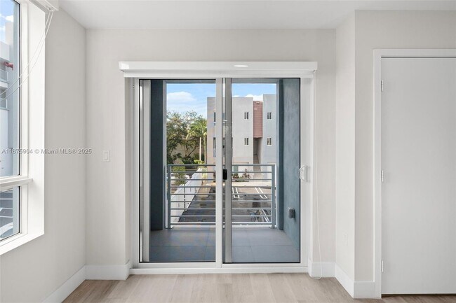 Foto del edificio - 2555 NE 193rd St