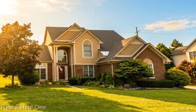 Building Photo - 6794 Woodcrest Dr