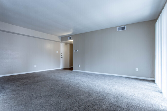 1 BR, 1 BA - 790 SF - Crossview Court