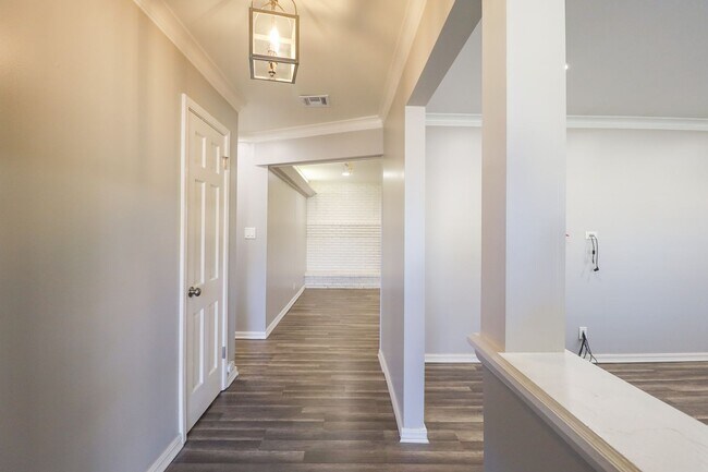 Foto del edificio - Available now! Amazing mid-town gem with granite and boxed beam ceilings.