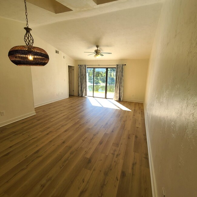 Foto del edificio - 3 bed/2 bath attached patio home with gara...