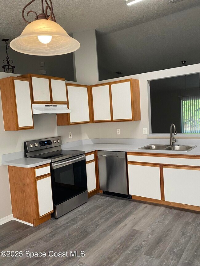 Foto del edificio - 570 Nackman Rd NW