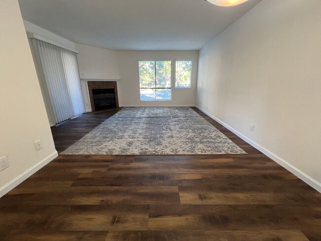 Building Photo - Renovated Fremont 2 Bed / 1 Bath Condo wit...