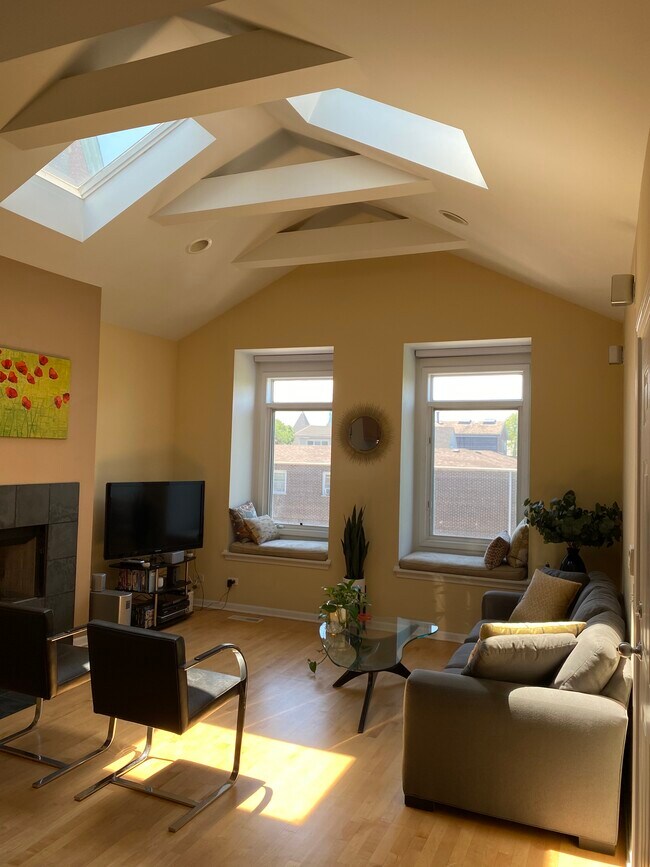 Sala de estar: con cable para sonido envolvente, sistema de altavoces y almohadones para asiento de ventana - 3111 N Seminary Ave