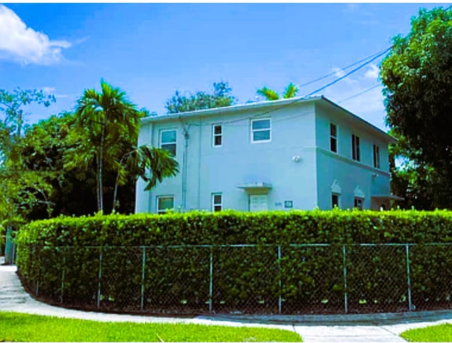 vista de esquina - 685 SW 19th Rd