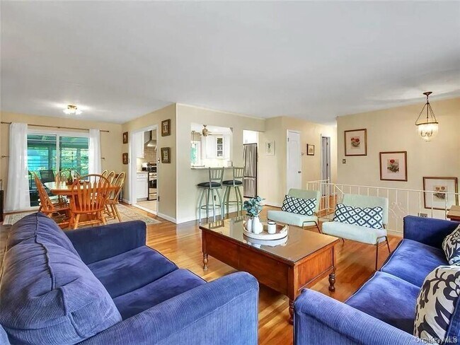 Building Photo - 5 Van Gogh Ln