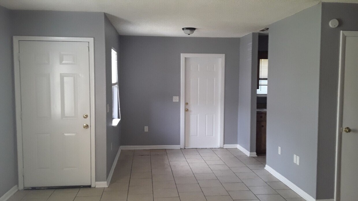 Foto principal - Three Bedroom Two Bath in the Combee Settl...