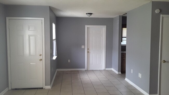 Building Photo - Three Bedroom Two Bath in the Combee Settl...