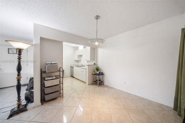 Building Photo - 10826 N Kendall Dr