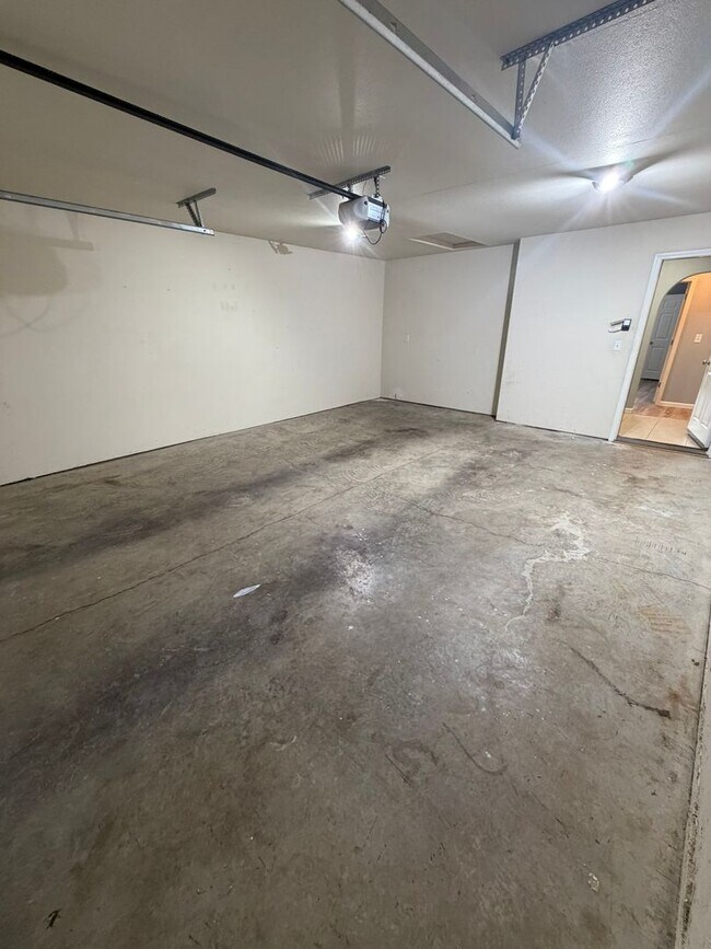 Foto del edificio - Large 2 Bedroom with Fenced Yard!