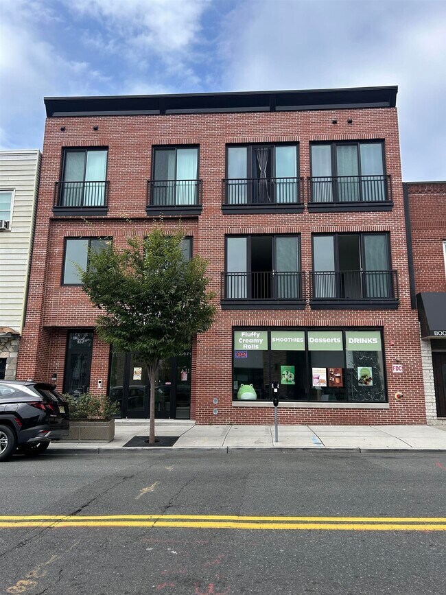 Building Photo - 275 Broadway