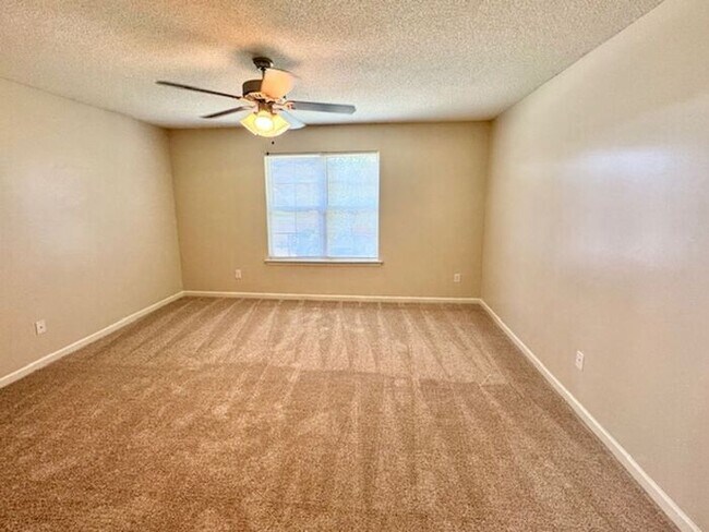 Foto del edificio - Step Up From Apartment Living, Now Leasing...