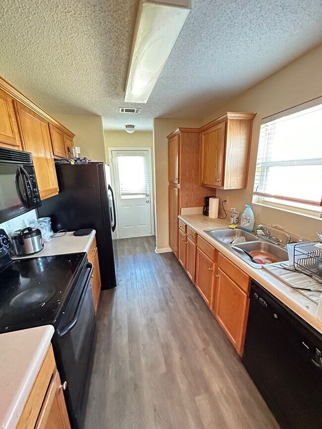 Building Photo - All the Amenities for a Great Price - Brid...