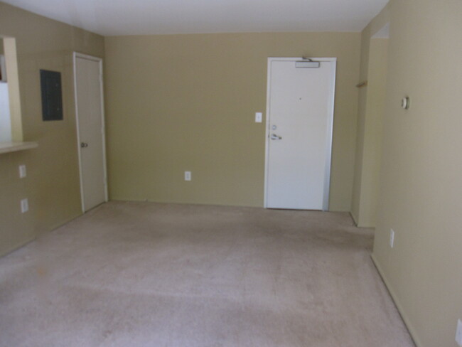 Living room with a coat room - 12 S Van Dorn St