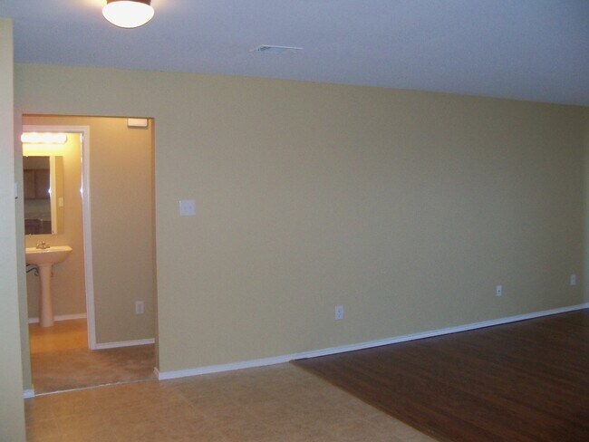 Building Photo - 3019 Melrose Dr
