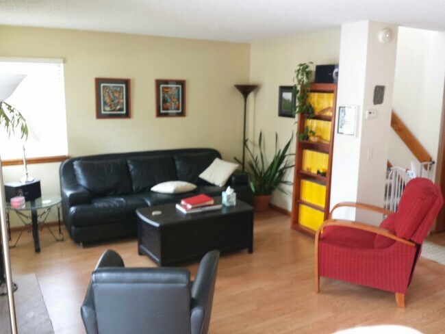Building Photo - Spacious 3-Bed, 2.5-Bath Townhome in Willo...