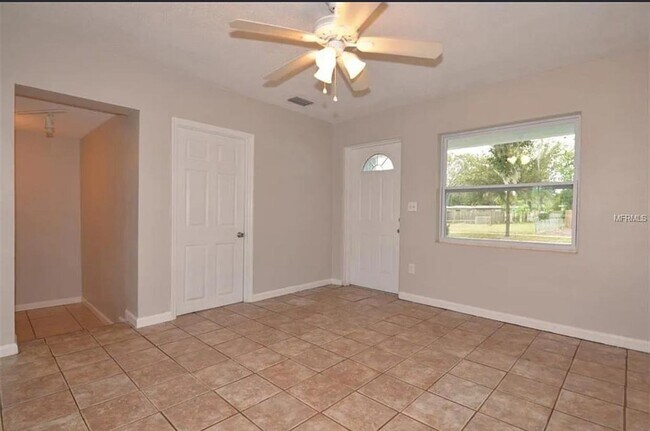 Building Photo - 431 Iris Rd