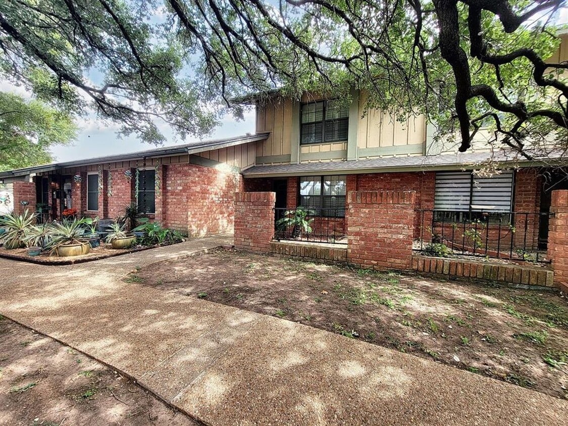 Foto principal - Cozy 3 Bed, 1.5 Bath Rental with Garage an...