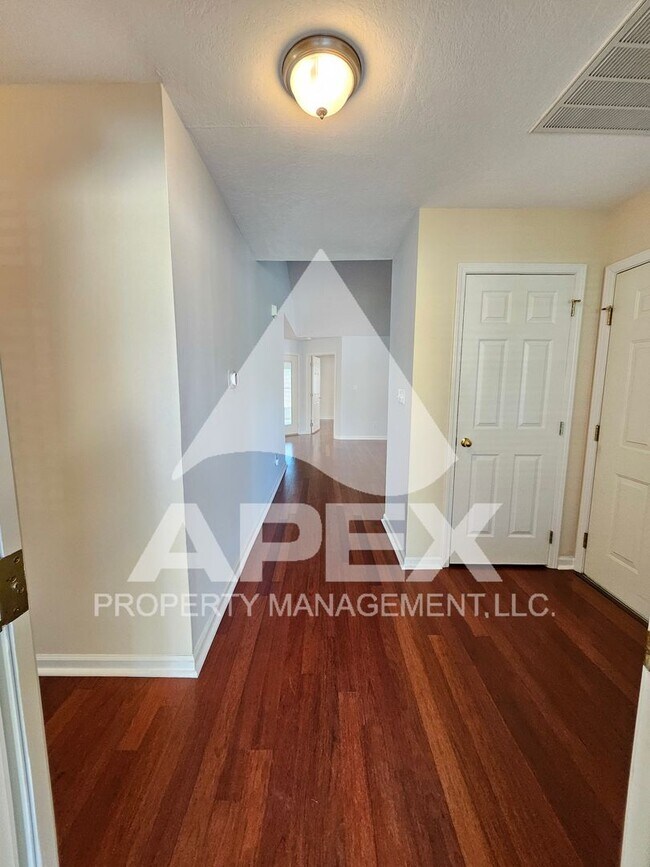 Foto del edificio - MOVE-IN SPECIAL, $1 RENT!! - Stunning 2 Bd-2 Ba Condo with 1-Car garage in North Knox! END UNIT!