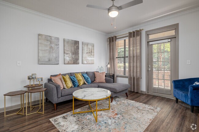 2HAB, 2BA - 1,185 ft² - Sala de estar - Monroe Place Apartments