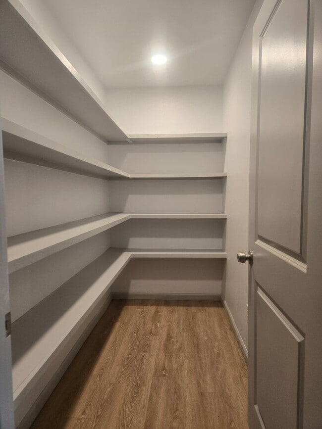 Building Photo - Spacious 3/2/2 Home with Modern Finishes a...