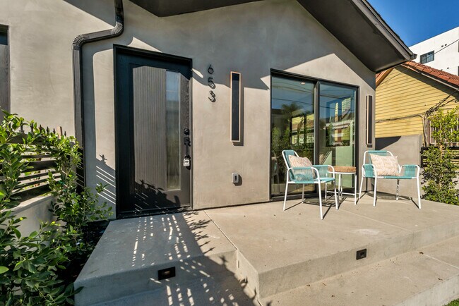 Foto del edificio - 653 N Wilton Pl