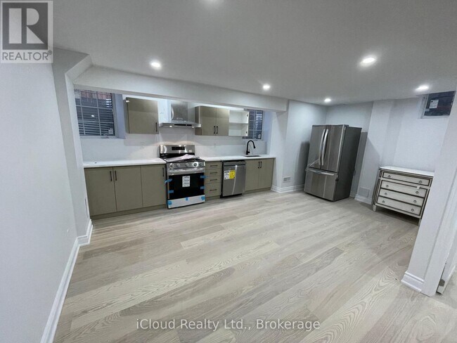 Photo du bâtiment - 4105 Channing Cres