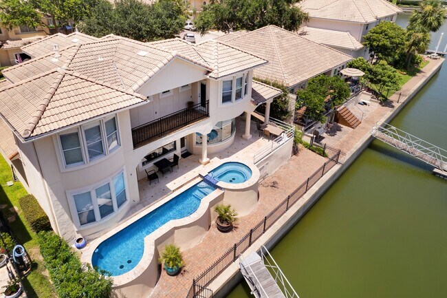 Foto del edificio - 305 Harborside Cir