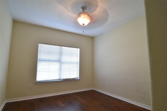 Foto del edificio - 6810 Deatonhill Dr