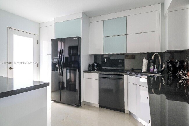 Building Photo - 1175 NE Miami Gardens Dr