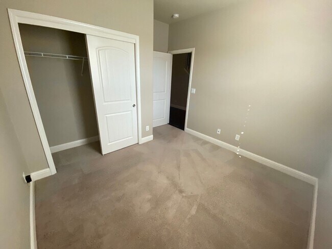 Foto del edificio - Beautiful 2 story Home in gated community ...