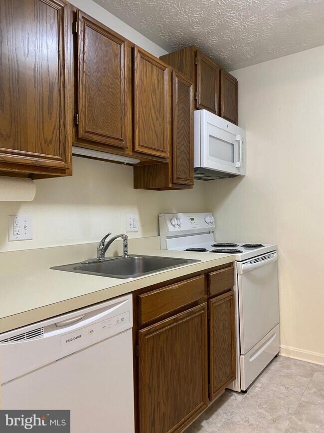 Building Photo - 23242 Chestnut Oak Ct