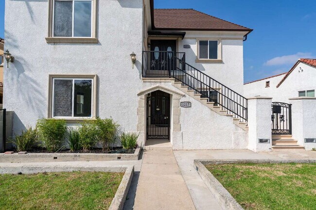 Building Photo - Stylishly Renovated Retro Duplex in the He...