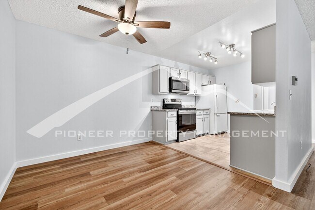 Foto del edificio - Spacious Townhouse with Washer/Dryer and 1 Car Garage